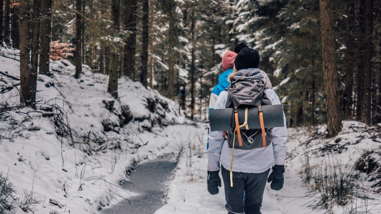 10 Best Tips for Hiking in Winter: Hiking Outfits and Essential Gear ...